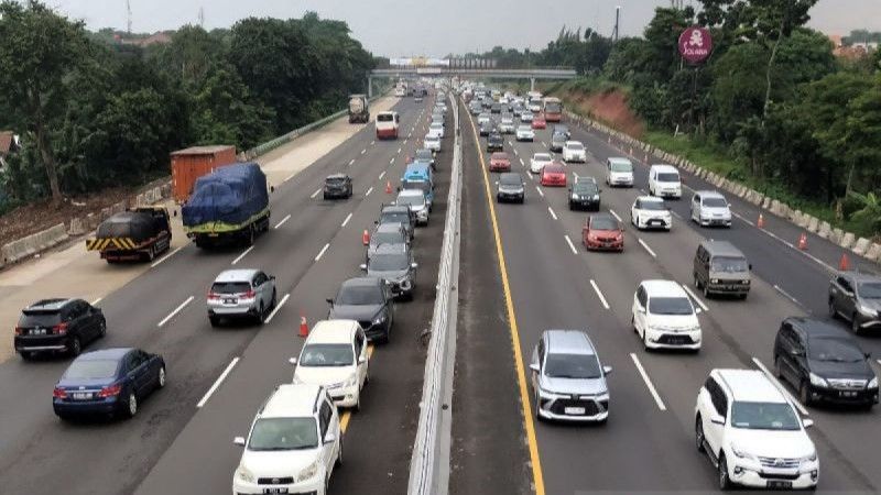Ilustrasi - Rekayasa lalu lintas contraflow di Tol Jakarta Cikampek
