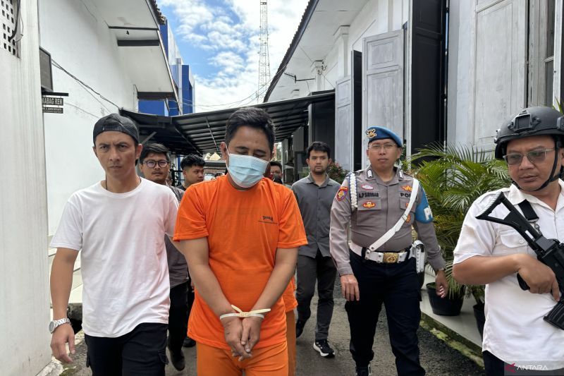 Aparat kepolisian saat membawa tersangka DAS otak penculikan wanita di Bandung