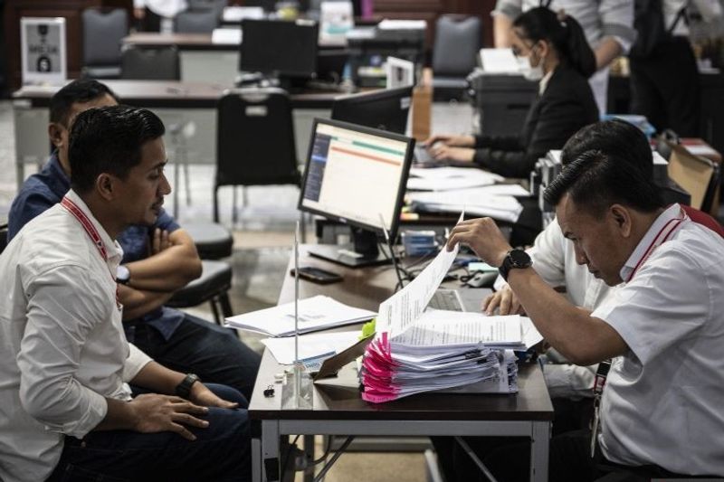 Petugas Mahkamah Konstitusi (MK) (kanan) memeriksa berkas pemohon pendaftaran gugatan hasil Pilkada