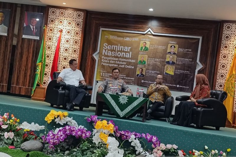 seminar nasional bertajuk "Pengelolaan Komunikasi Krisis Dan Edukasi Penanganan Judi Online"