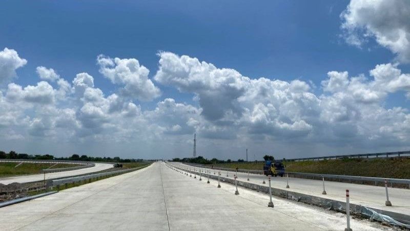 Kendaraan melintas di jalan Tol Solo-Yogyakarta