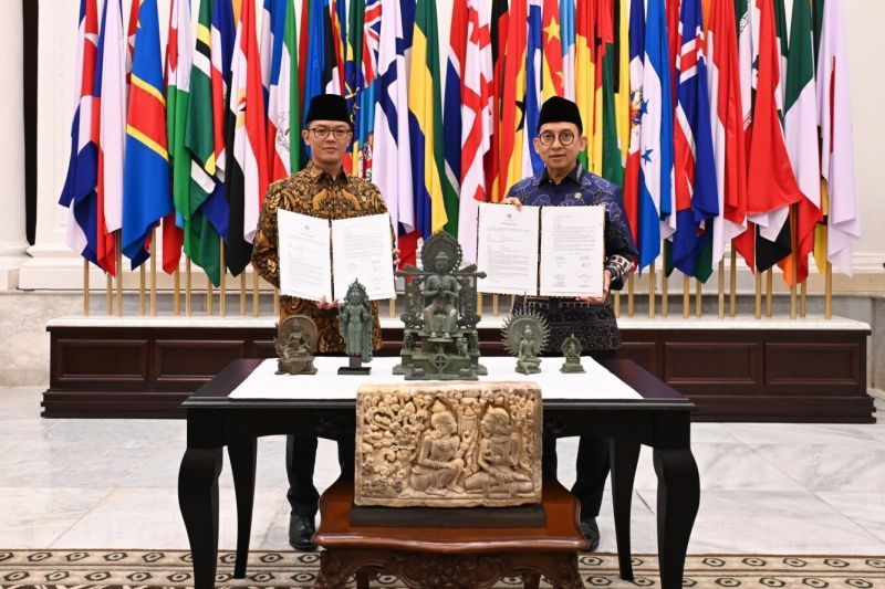 Menlu Sugiono (kiri) dan Menteri Kebudayaan Fadli Zon dan enam Objek Diduga Cagar Budaya (ODCB)