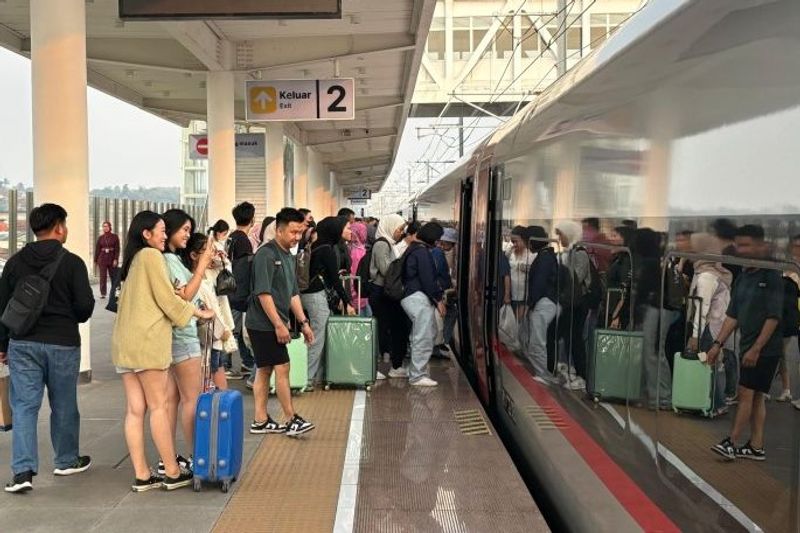 Situasi penumpang yang memadati Stasiun Kereta Cepat Whoosh Padalarang