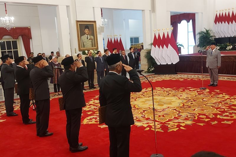 Presiden Prabowo Subianto saat melantik jajaran Pimpinan dan Dewan Pengawas KPK