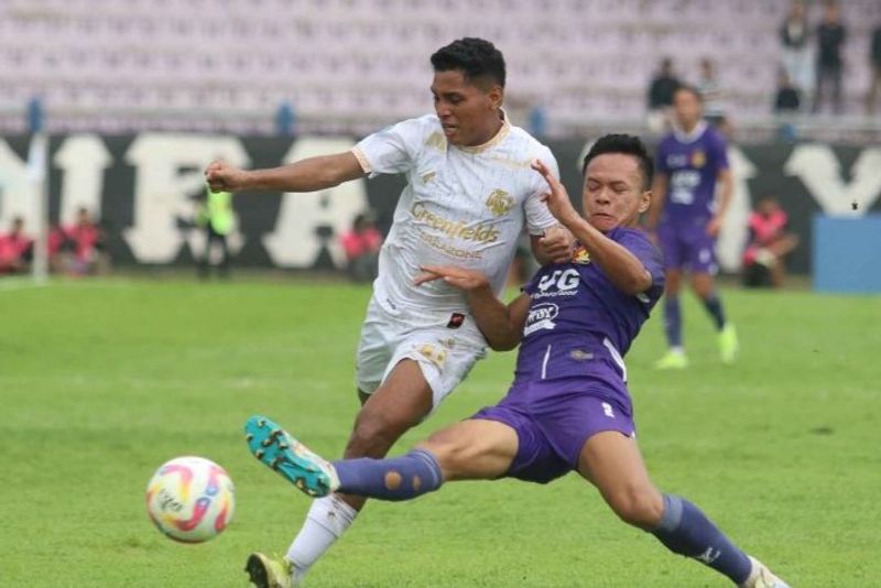 Pesepak bola Persik Kediri Dede Sapari