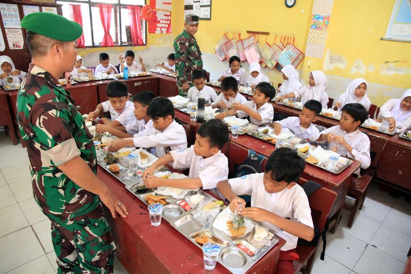 antarafoto-kodam-ibukit-barisan-uji-coba-makan-bergizi-di-medan-1734528836