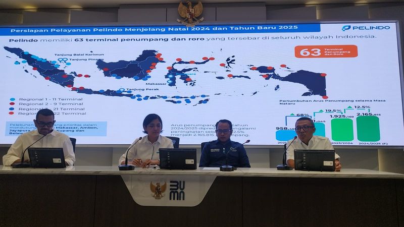 Direktur Utama PT ASDP Indonesia Ferry, Heru Widodo bersama Direktur Utama Pelni, Tri Andayani