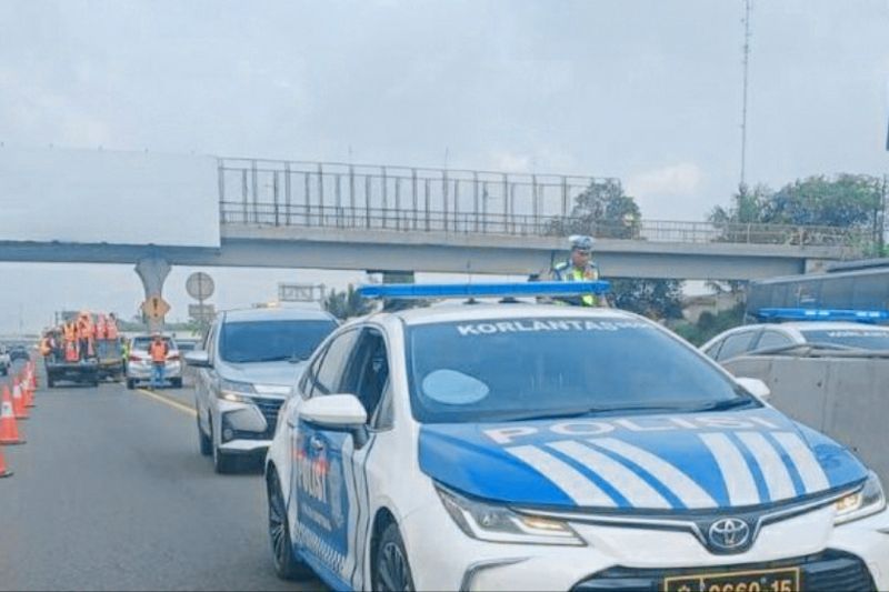 Petugas menerapkan "contraflow" di jalan Tol Jakarta-Cikampek