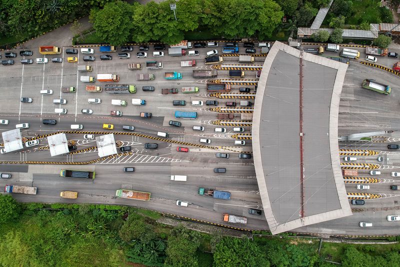 antarafoto-peningkatan-jumlah-kendaraan-di-tol-tangerang--merak-1734783241