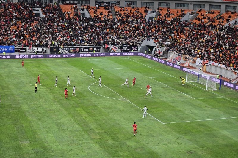 Suasana pertandingan Liga 1 antara Persija Jakarta melawan PSS Sleman