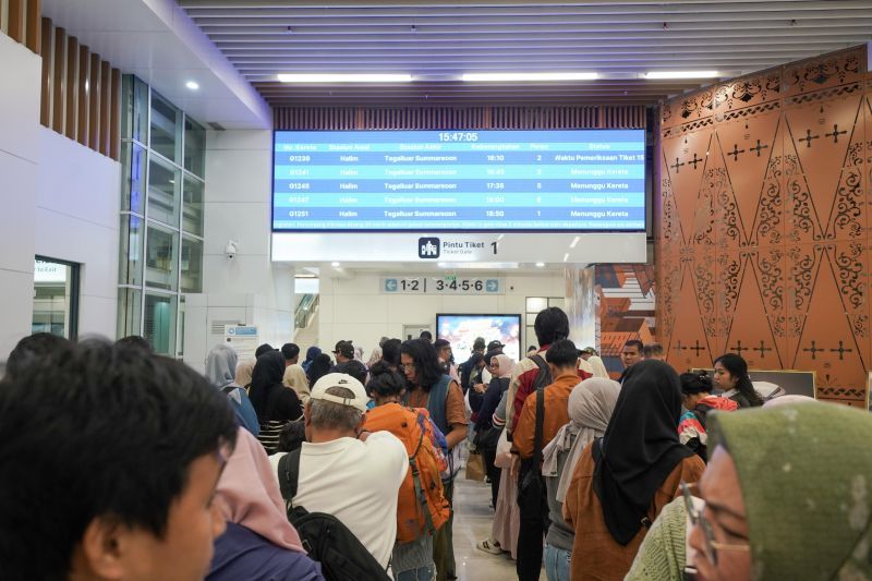 Antrean pembelian tiket kereta Whoosh