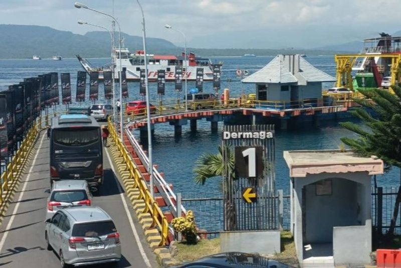 Kendaraan roda empat antre di dermaga Pelabuhan Ketapang