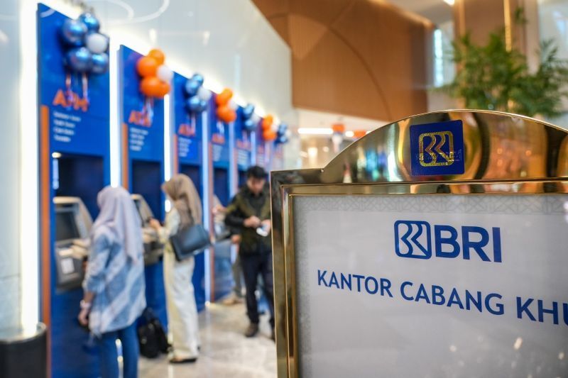 Nasabah melakukan transaksi di salah satu kantor cabang BRI