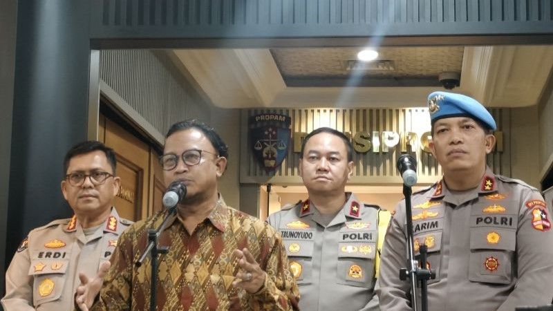 Anggota Kompolnas Muhammad Choirul Anam dan Kadiv Propam Polri Irjen Pol. Abdul Karim