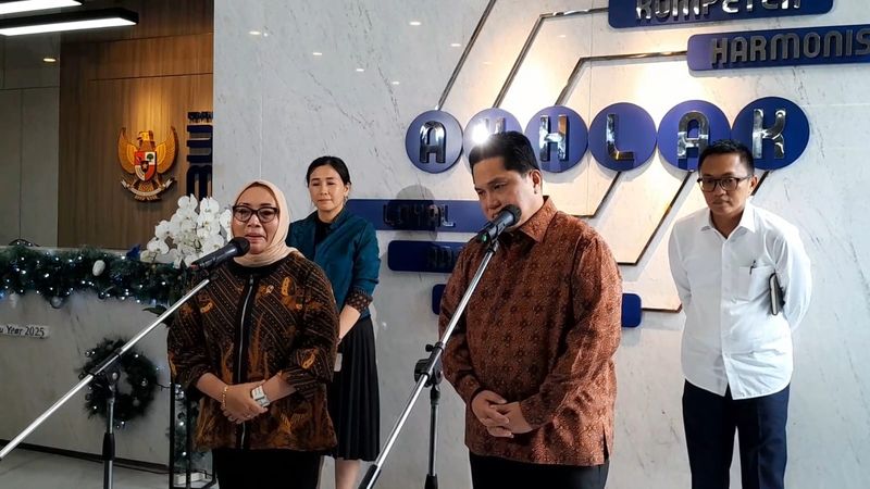 Menteri BUMN Erick Thohir bersama Menteri PPPA Arifah Choiri Fauzi