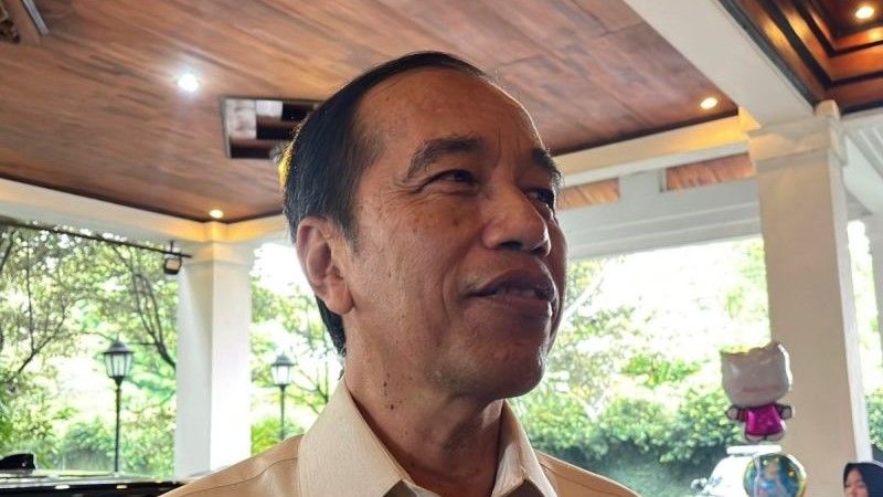 Jokowi memberikan pernyataan kepada wartawan di Solo