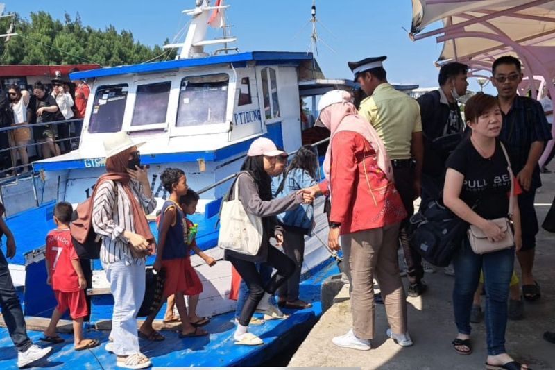 Wisatawan mengunjungi Kabupaten Kepulauan Seribu