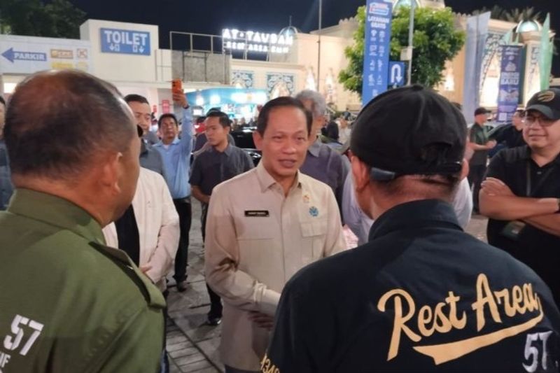 Menteri Lingkungan Hidup Hanif Faisol Nurofiq