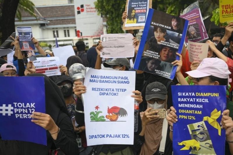 Sejumlah pengunjuk rasa membawa poster saat aksi penolakan PPN 12 persen
