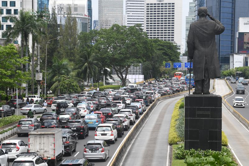 antarafoto-kepadatan-jalan-protokol-jakarta-saat-libur-nataru-1735196846