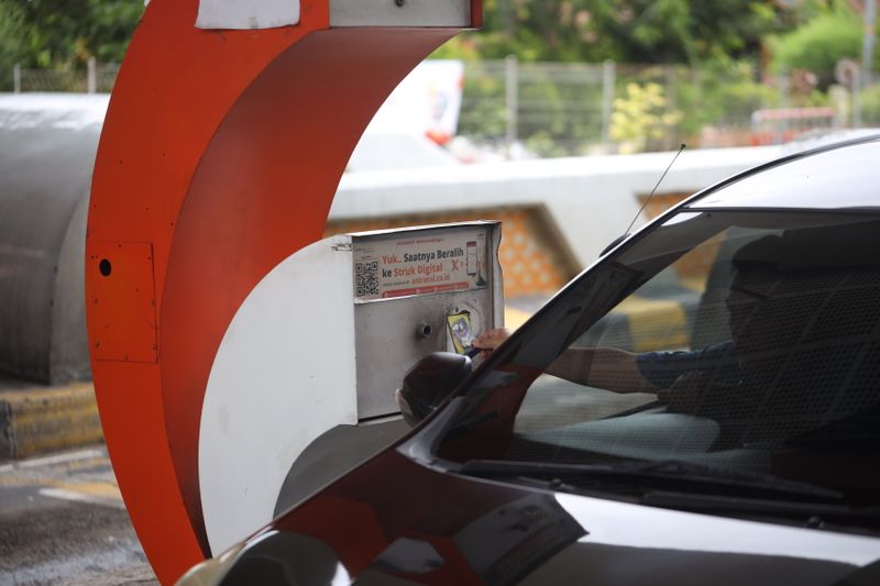 Ilustrasi transaksi dengan Kartu E-toll di gerbang tol