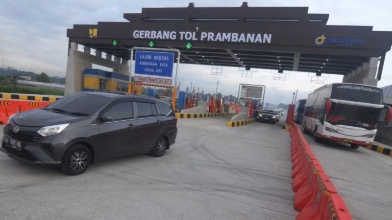 Kendaraan melewati jalan tol fungsional Klaten-Prambanan di Gerbang Tol Prambanan, Jogonalan