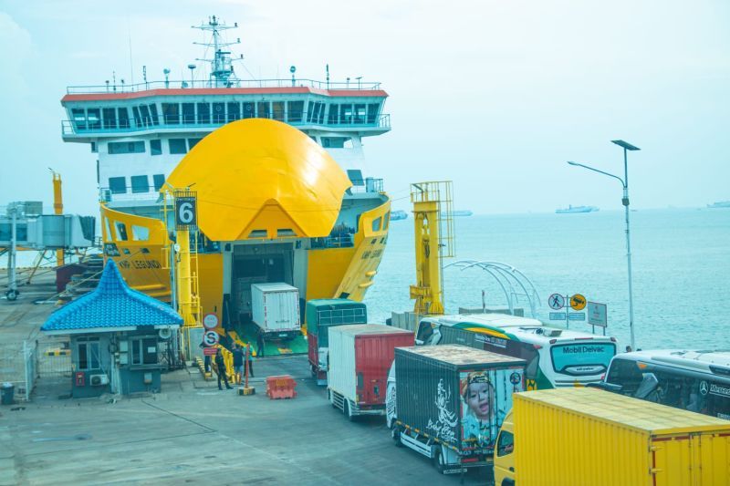 Penyeberangan kapal Merak menuju Bakauheni, Lampung