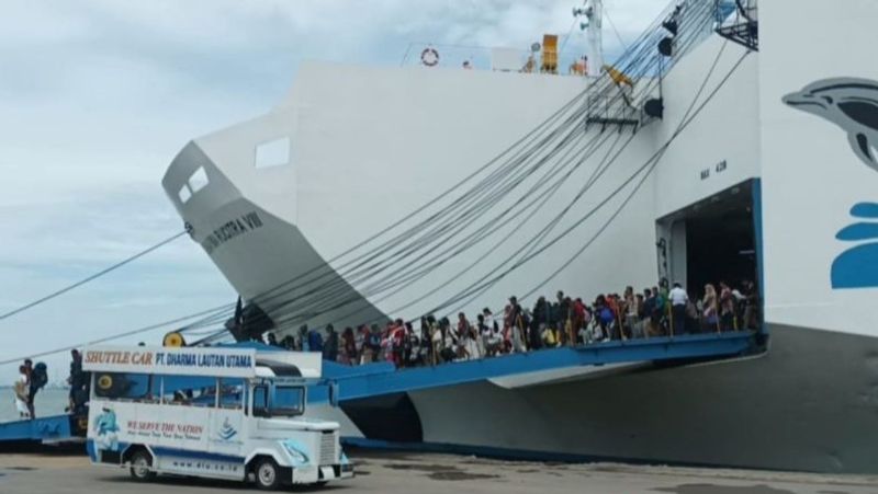 Penumpang turun dari KM Dharma Rucitra VIII di Pelabuhan Tanjung Perak Surabaya