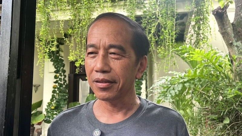 Jokowi memberikan keterangan kepada wartawan di Solo
