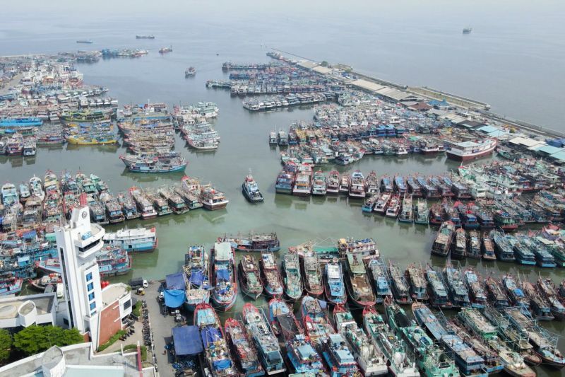 Kapal pelaku usaha perikanan nampak berlabuh