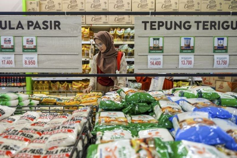 belanja di salah satu industri ritel di Cinunuk