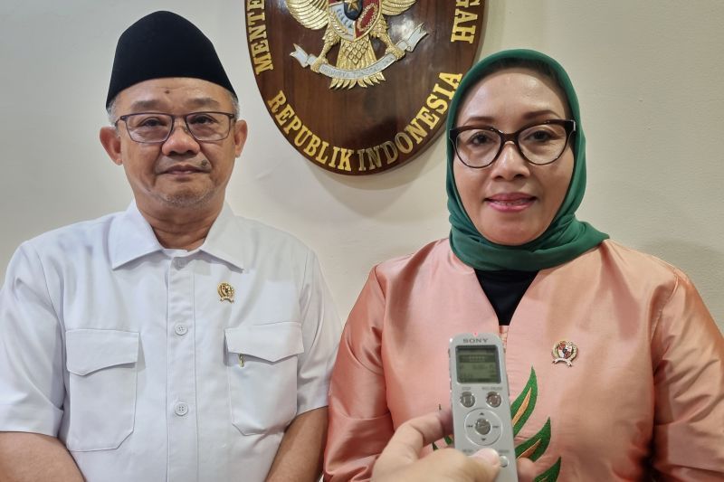 Menteri PPPA Arifah Fauzi (kanan) dan Menteri Pendidikan Dasar dan Menengah Abdul Mu'ti