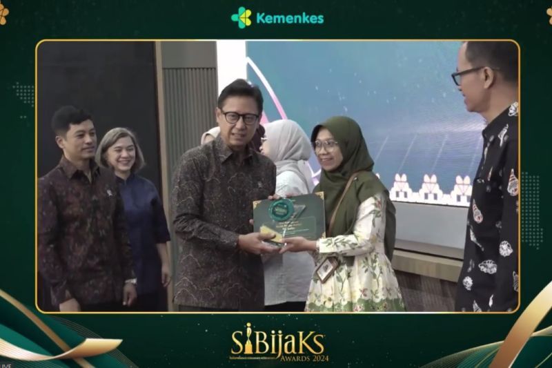 Mahasiswa UI Dini Kurniawati dan Tim juara kompetisi SiBijaKs Award 2024
