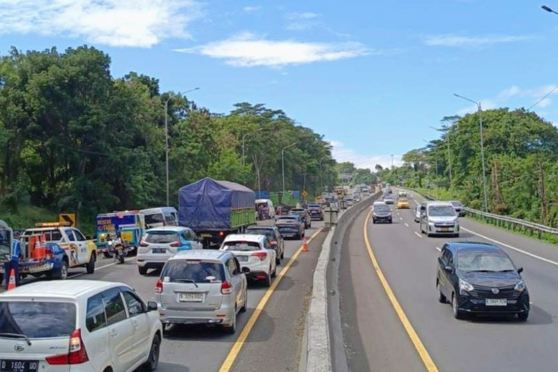 Kondisi Tol Cipularang padat akibat peristiwa kecelakaan beruntun