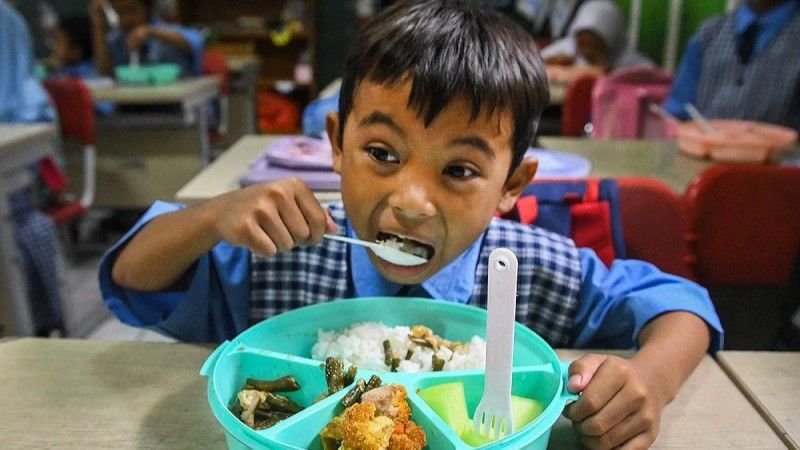 Siswa menyantap makanan saat tahap pembiasaan program makan bergizi gratis
