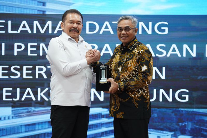 Jaksa Agung RI Burhanuddin dan Ketua KPK Komjen Pol. Setyo Budiyanto