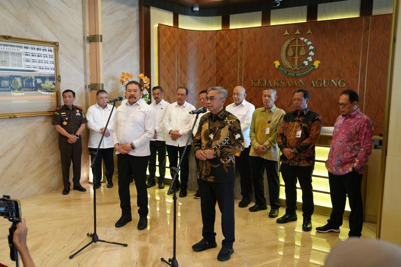 Jaksa Agung RI Burhanuddin dan Ketua KPK Komjen Pol. Setyo Budiyanto