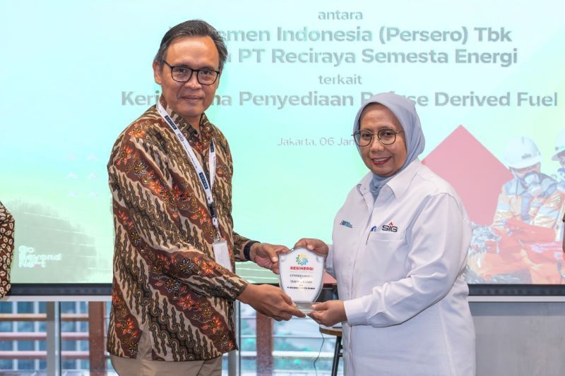 Direktur Operasi SIG, Reni Wulandari (kanan) dan Direktur Utama RESINERGI, Bhima Aries Diyanto