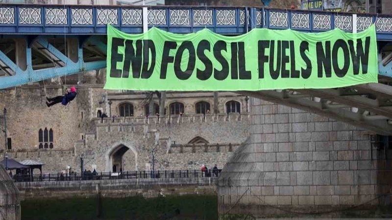 Aktivis perubahan iklim menggantungkan spanduk di Tower Bridge pada aksi melawan krisis iklim