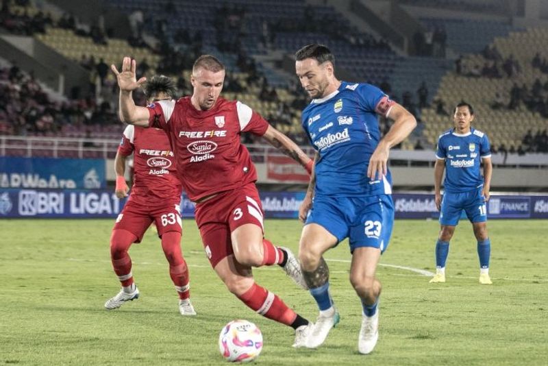 pemain Persib Bandung Marc Antony Klok dan Pesepak bola Persis Solo Eduardi Lacke Kunde