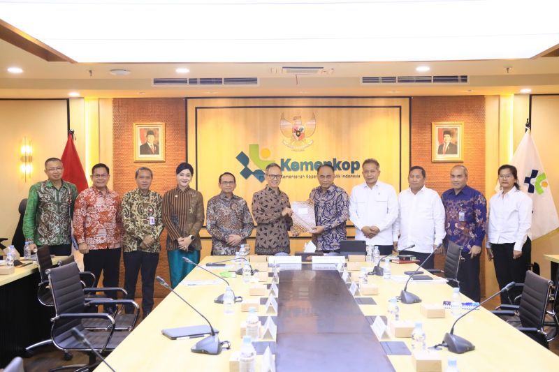 Ketua Dewan Komisioner OJK Mahendra Siregar dan Menteri Koperasi Budi Arie