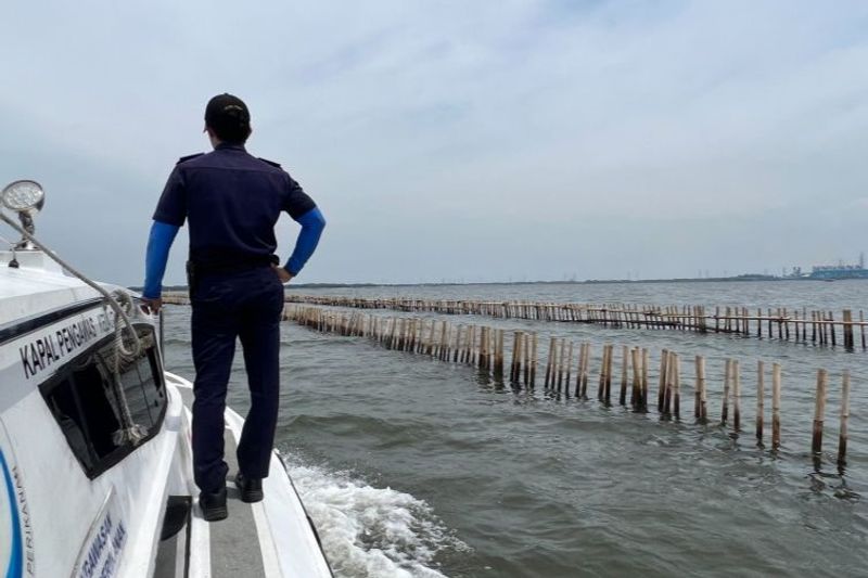 Petugas PSDKP KKP terjun ke lokasi pemagaran laut di Bekasi