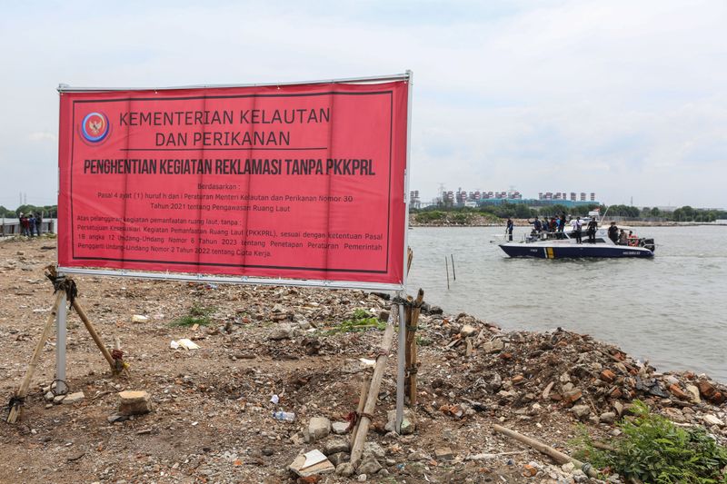 antarafoto-psdkp-segel-pagar-laut-di-perairan-bekasi-1736946547