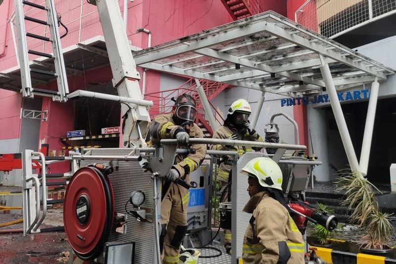 Petugas pemadam kebakaran menaiki kendaraan "Broto skylift" untuk memadamkan kebakaran Glodok Plaza