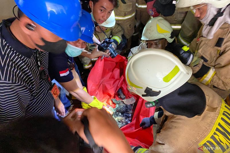 Petugas mengevakuasi sesosok mayat yang ditemukan di lantai 8 Glodok Plaza, Tamansari