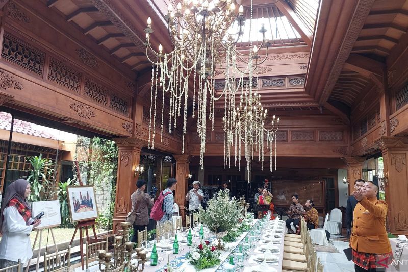 Ruang Pendopo untuk menerima jamuan makan malam dan acara privat di Wisma Habibie Ainun