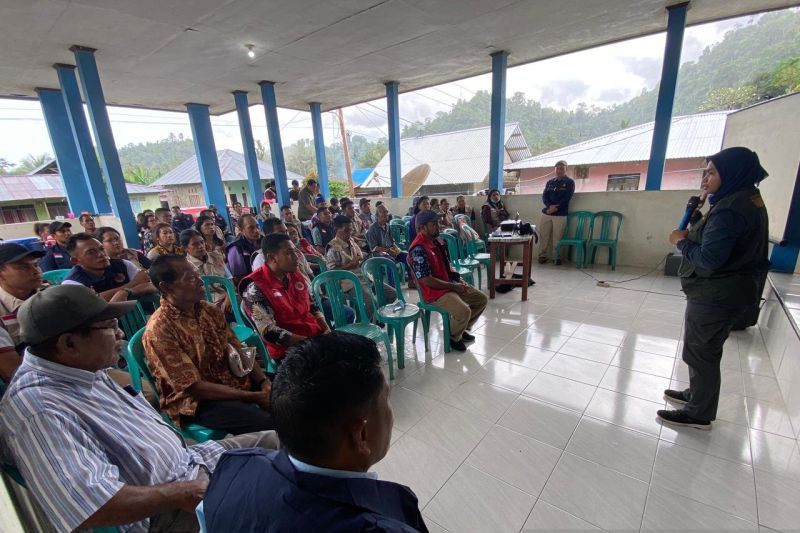Petugas PVMBG Badan Geologi Kementerian ESDM sosialisasi ancaman bahaya erupsi Gunung Ibu
