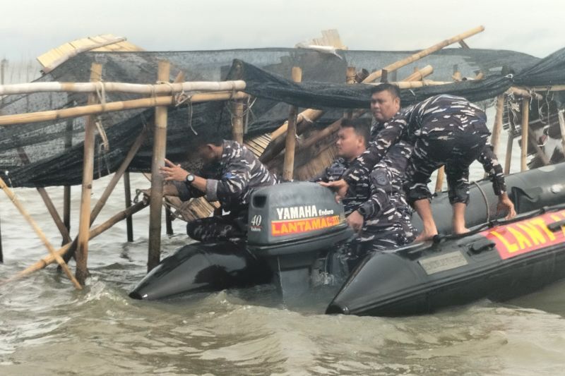 TNI AL bersama dengan masyarakat sekitar membongkar pagar laut di Tangerang