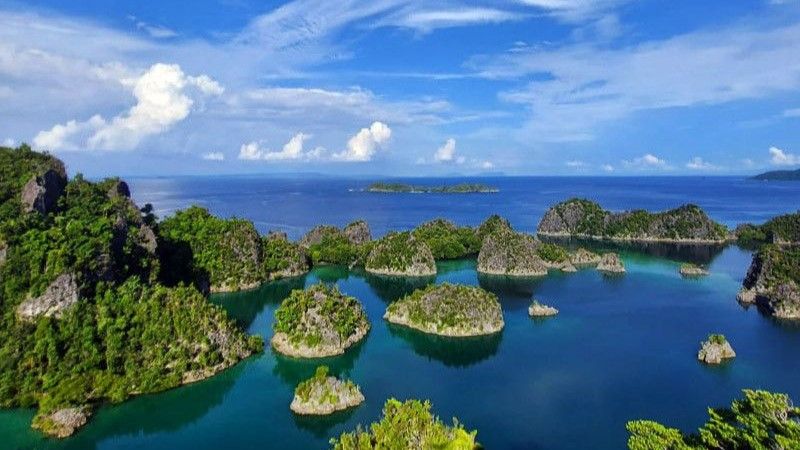 Pemandangan Laut Papua dari Bukit Piaynemo, Kabupaten Raja Ampat