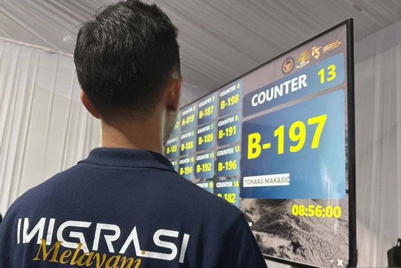 antrian pembuatan paspor dalam rangka Hari Bhakti Imigrasi (HBI) Ke-75, di Plaza Timur, Kompleks GBK